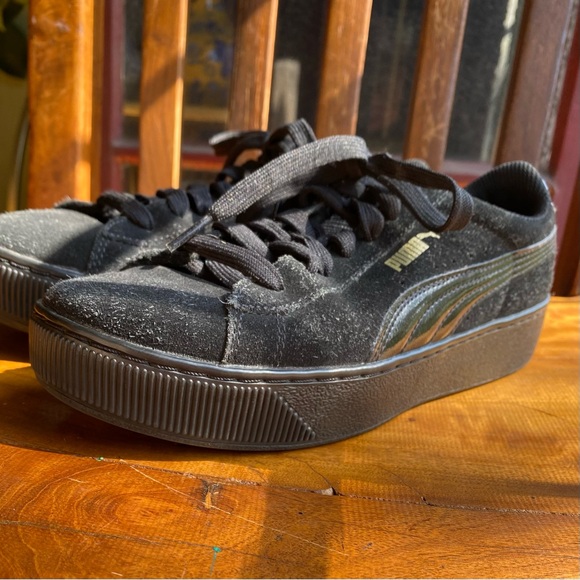 Puma Vikky Black Suede Platform Sneaker, Patent Leather & Gold Detailing, Size 8 - Picture 7 of 11
